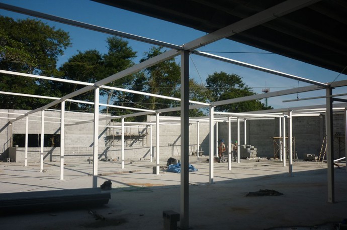 Colocação da estrutura para cobertura da segunda etapa da garagem
