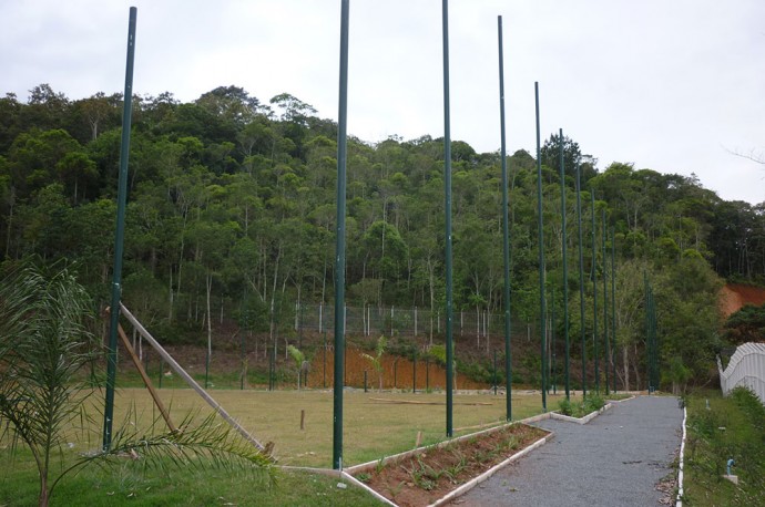 Instalação das grades de proteção no campo de futebol e quadra de vôlei