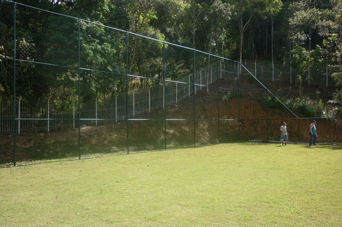 Instalação das grades de proteção nos campos de futebol e vôlei